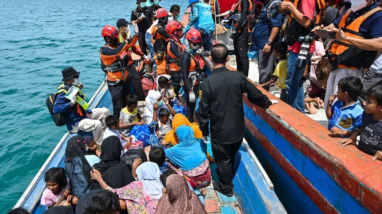 وصول قارب للاجئي الروهينجا على متنه 116 شخصاً إلى إندونيسيا