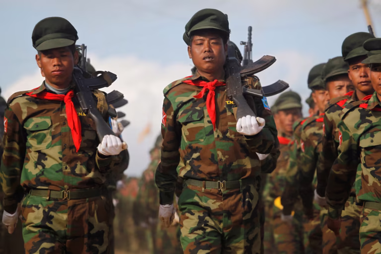 جنود بجيش تحرير تانغ الوطني (TNLA) في ولاية شان الواقعة شمال ميانمار، 12-1-2014 (صورة: Reuters)
