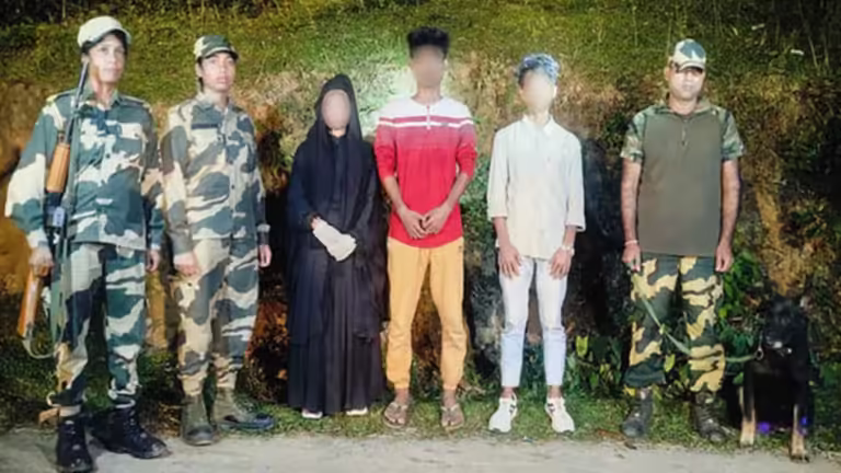 قوات حرس الحدود في الهند تضبط 3 من لاجئي الروهينجا بعدما دخلوا البلاد بشكل غير شرعي في نوفمبر 2024 (صورة: India Today)