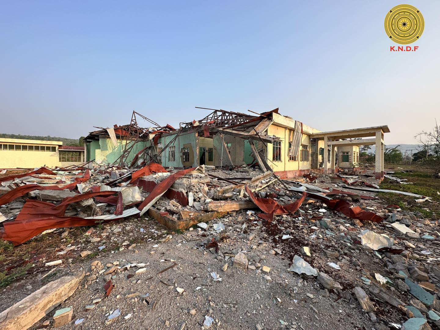 بقايا مستشفى تعرض لقصف من قبل جيش ميانمار في بلدة "بيكون" بولاية"شان" في 25-4-2023 (صورة:The Irrawaddy)