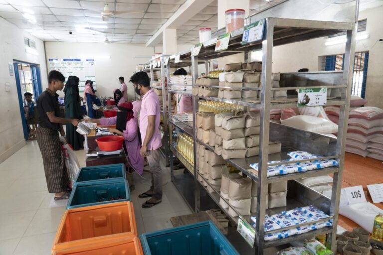 لاجئون من الروهينجا يحصلون على حصص غذائية من برنامج الأغذية العالمي في مخيمات بنغلادش (صورة: WFP)