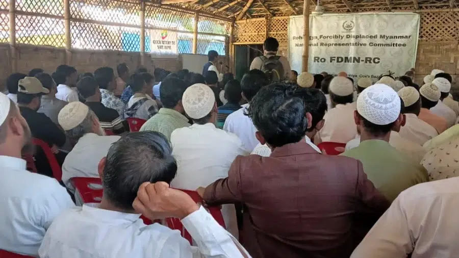 لاجئو الروهينجا أثناء الاستماع لوفد الكونجرس الأمريكي الزائر في مخيمات "كوكس بازار" في 26-11-2024 (صورة: Dhaka Tribune)