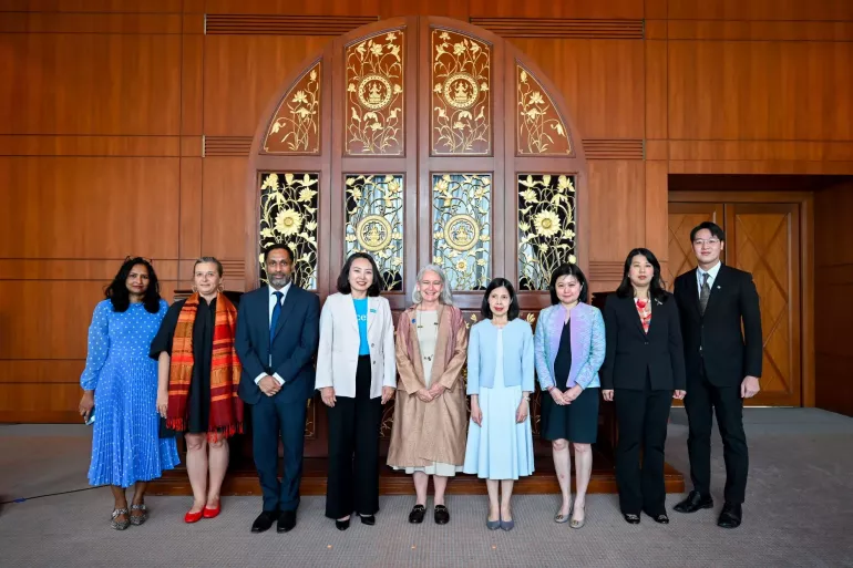 ممثلو المنظمات الأممية مع مسؤولي وزارة الخارجية في تايلاند بحفل إعلان تقديم حكومة تايلاند مساعدات للاجئين والنازحين، 29-11-2024 (صورة: UNICEF)