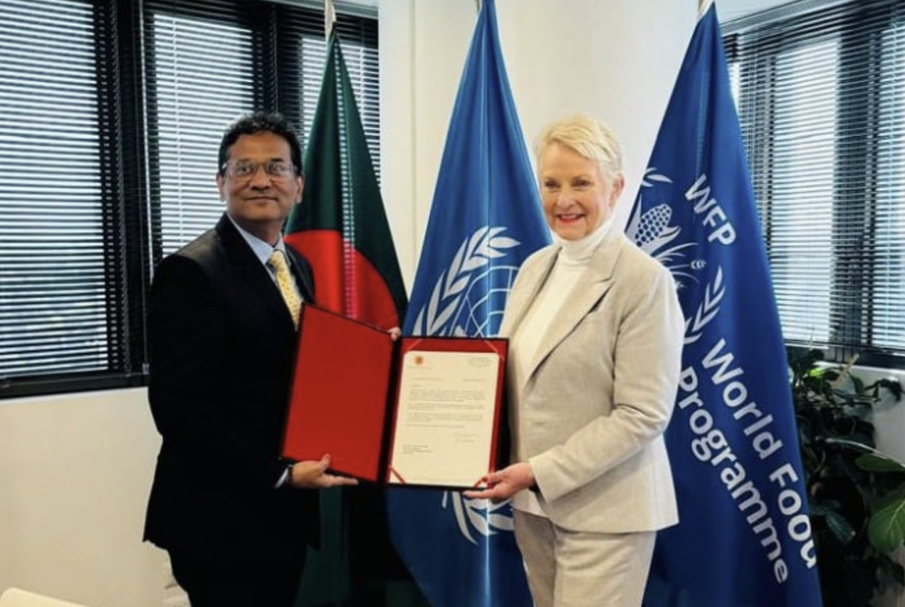 المديرة التنفيذية لبرنامج الأغذية العالمي سيندي ماكين وسفير بنغلادش في إيطاليا رقيب الحق، 22-11-2024 (صورة: The Business Standard)