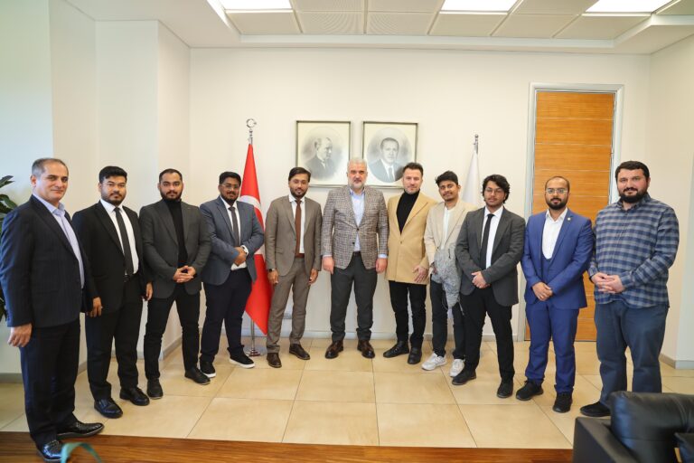 وفد جمعية أراكان الإنسانية يلتقي برئيس حزب العدالة والتنمية في إسطنبول "عثمان نوري كباك تبه"، 26-11-2024 (صورة: ANA)