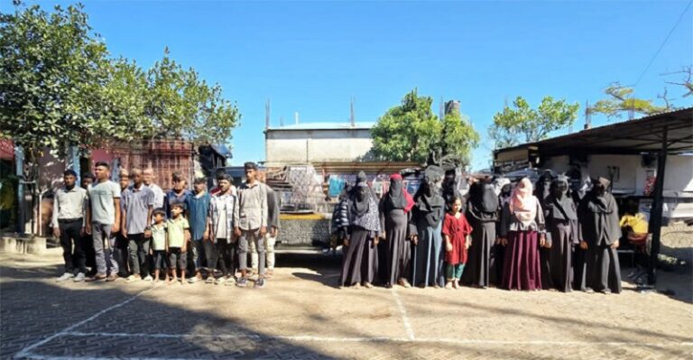 مجموعة من لاجئي الروهينجا التي أعلنت السلطات البنغالية إنقاذهم قبل تهريبهم بحراً إلى ماليزيا (صورة: Daily Observer)