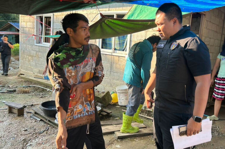 ضابط تايلاندي (يمين) يستجوب المتهم الرئيسي لاجئي سومكيارت سامفاوثونج (يسار) (صورة: Bangkok Post)