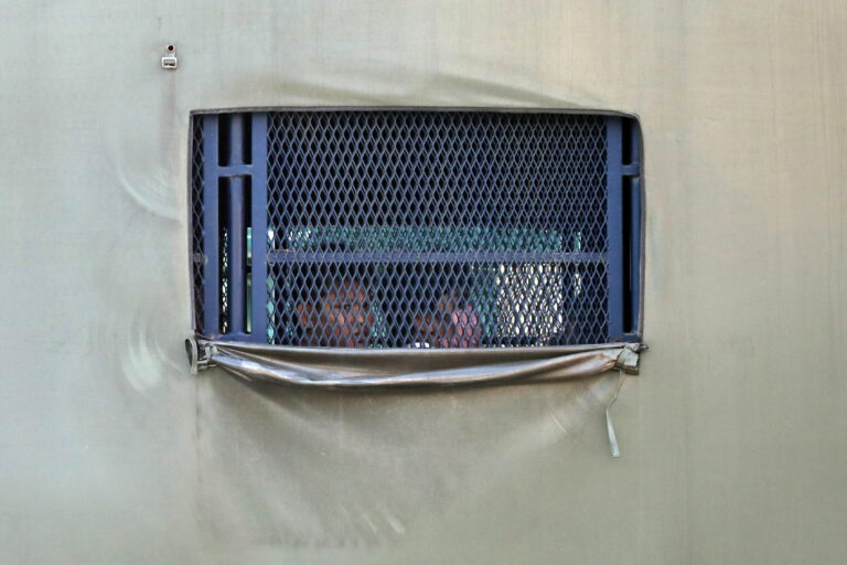 مهاجرون من ميانمار داخل شاحنة استعدادا لترحيلهم من ماليزيا، 23-2-2023 (صورة: Reuters)