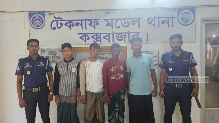 صورة تظهر الأربعة مشتبهين الذين ضبطتهم شرطة بنغلادش لضلوعهم في محاولة تهريب 12 لاجئة روهينجية إلى ماليزيا (صورة: bdnews24)