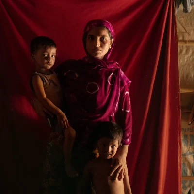 سيدة روهنجية فرت مع طفليها إلى بنغلادش بعد الهجوم على قرية "هاري فارا" الذي أودى بحياة زوجها (صورة: NYTimes)