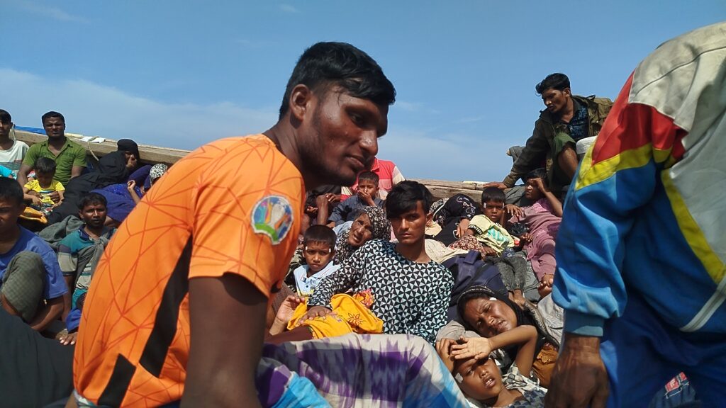 قارب يحمل 115 فرداً من الروهينجا قبالة سواحل سريلانكا في 19-12-2024 (صورة: Tamil Guardian)