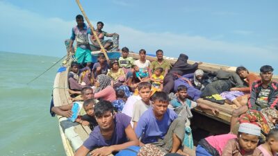 قارب يحمل أكثر من 100 لاجئ من الروهينجا الفارين من ميانمار قبالة سواحل سريلانكا في 19-12-2024 (صورة: Tamil Guardian)