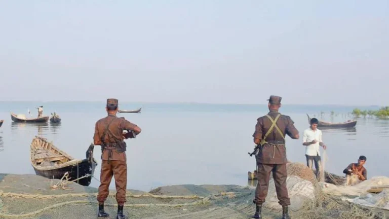 جنود تابعون لقوات حرس حدود بنغلادش عند شواطئ نهر "ناف" (صورة: Dhaka Tribune)