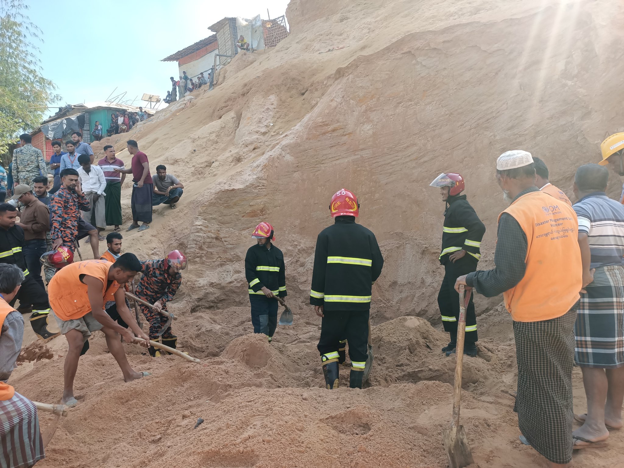 وفاة طفل وإصابة آخرين في انهيار أرضي بمخيمات الروهينجا في بنغلادش