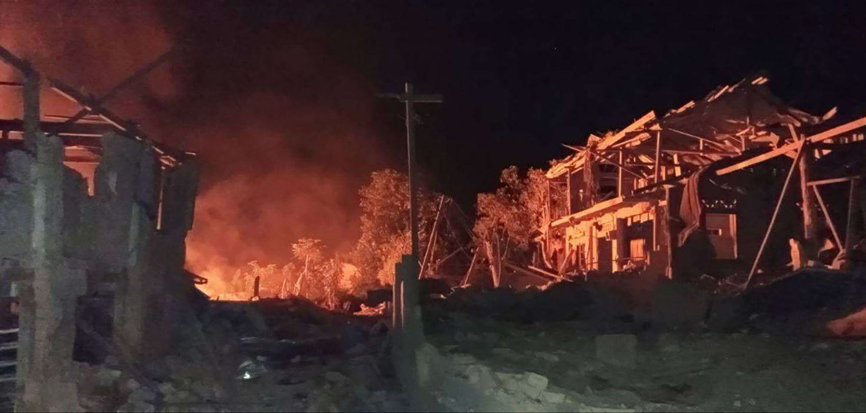 منطقة متضررة جراء الغارة الجوية التي شنها جيش ميانمار في بلدة "كياوكمي" بولاية "شان" في 30-11-2024 (صورة: The Irrawaddy)