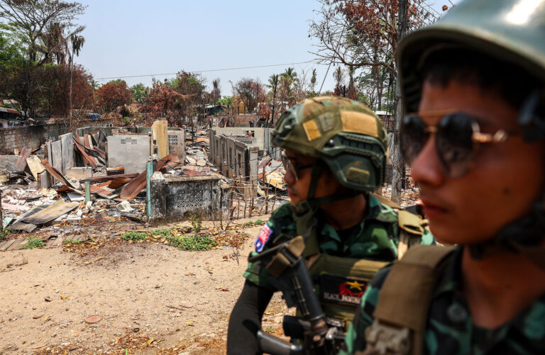 جنود جيش ميانمار يلقون القبض على 5 شباب نازحين من أراكان (صورة: Reuters)