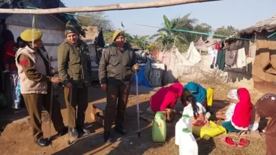 كيف تبدو أوضاع اللاجئين الروهينجا بعد 8 سنوات على الإبادة الجماعية؟ 3 قوات الشرطة الهندية تحصر أعداد الروهينجا وتفتش منازلهم للتحقق من أوضاعهم القانونية (صورة: The Financial World)