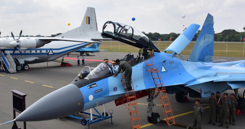 زعيم جيش ميانمار "مين أونغ هلاينغ" يتفقد إحدى الطائرات العسكرية الواصلة حديثاً في يوم القوات الجوية في ديسمبر 2022 (صورة: The Irrawaddy)