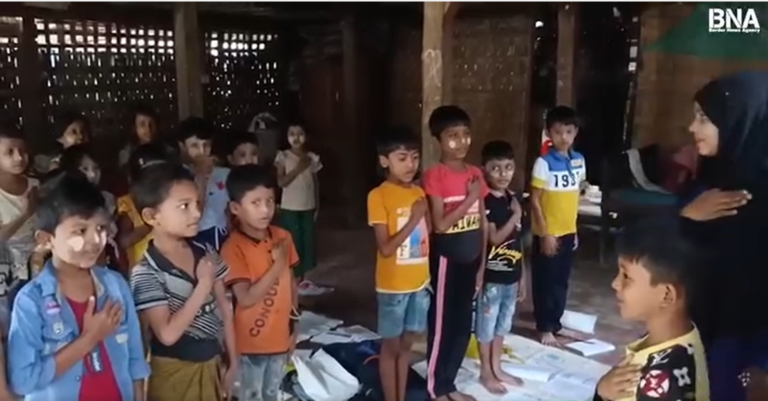 لقطة من مقطع متداول يظهر غناء الأطفال للنشيد الوطني الذي فرضه جيش أراكان بمدارس الولاية في 24-12-2024 (صورة: مواقع التواصل الاجتماعي)