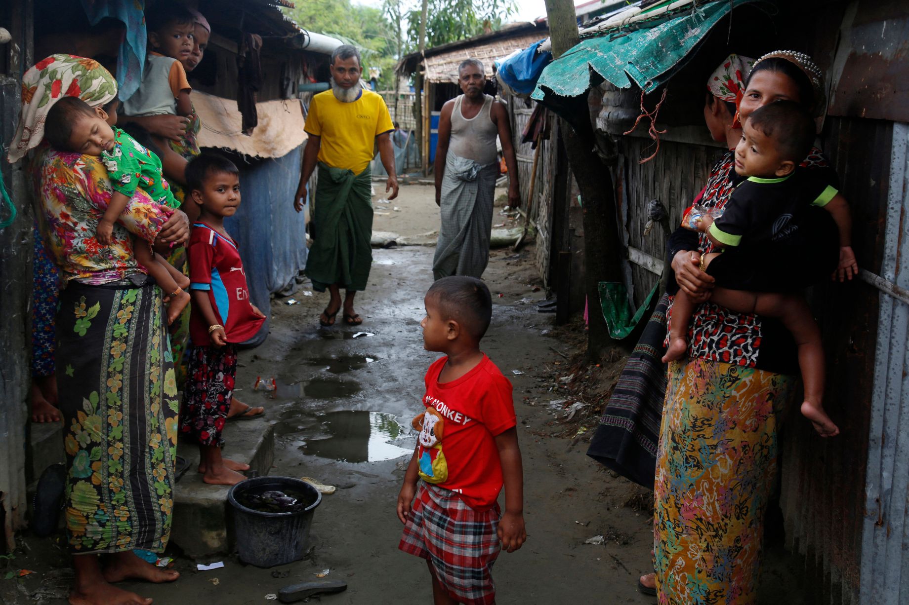 نازحون داخلياً من الروهينجا داخل أحد المخيمات في مدينة "سيتوي" عاصمة ولاية "أراكان" في يوليو 2021 (صورة: AFP)