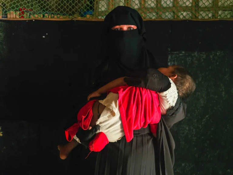 سيدة روهنجية ممن استطعن الفرار من ولاية أراكان غربي ميانمار مع طفلها إلى بنغلادش بعد مقتل زوجها في أراكان (صورة: npr)