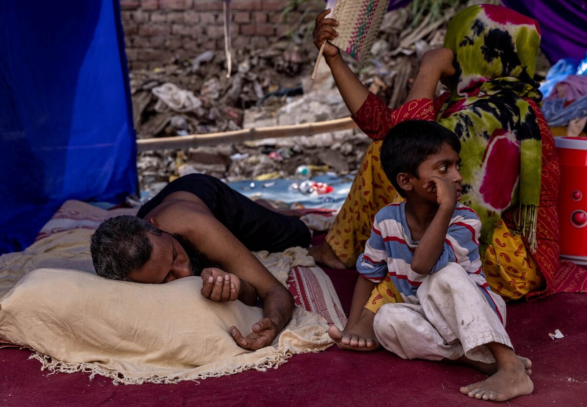 أسرة من الروهينجا في أحد الملاجئ المؤقتة بمدينة "نيودلهي" الهندية في 14-6-2024 (صورة: Reuters)