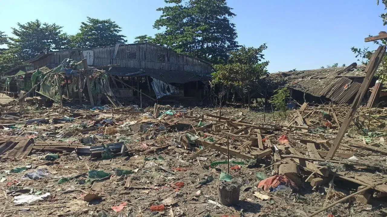 جانب من الدمار الذي لحق بالمنازل والمتاجر في بلدة "تونغوب" بولاية أراكان جراء ضربات جيش ميانمار في 3-12-2024 (صورة: Narinjara News)