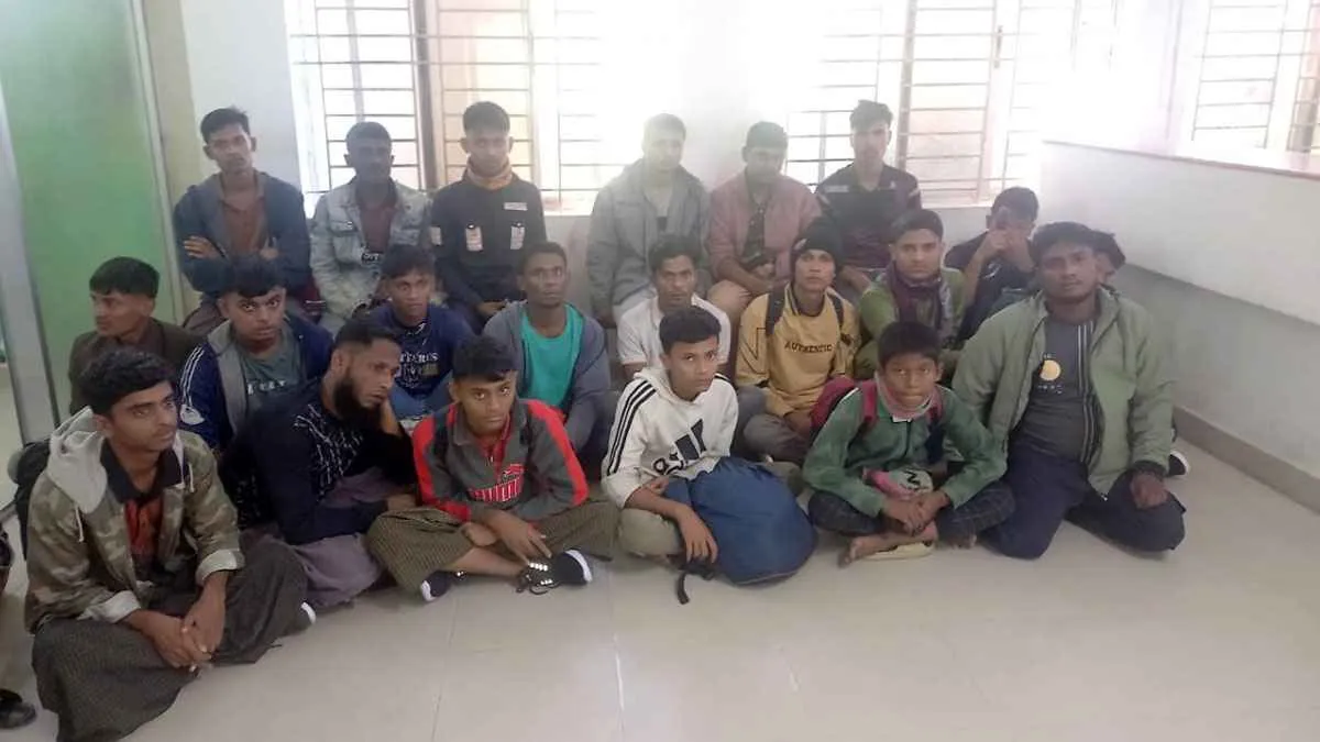 عدد من الرجال والأطفال القصر من الروهينجا الذين أنقذتهم سلطات بنغلادش من "تجار البشر" قبل تهريبهم إلى ماليزيا (صورة: Narinjara News)