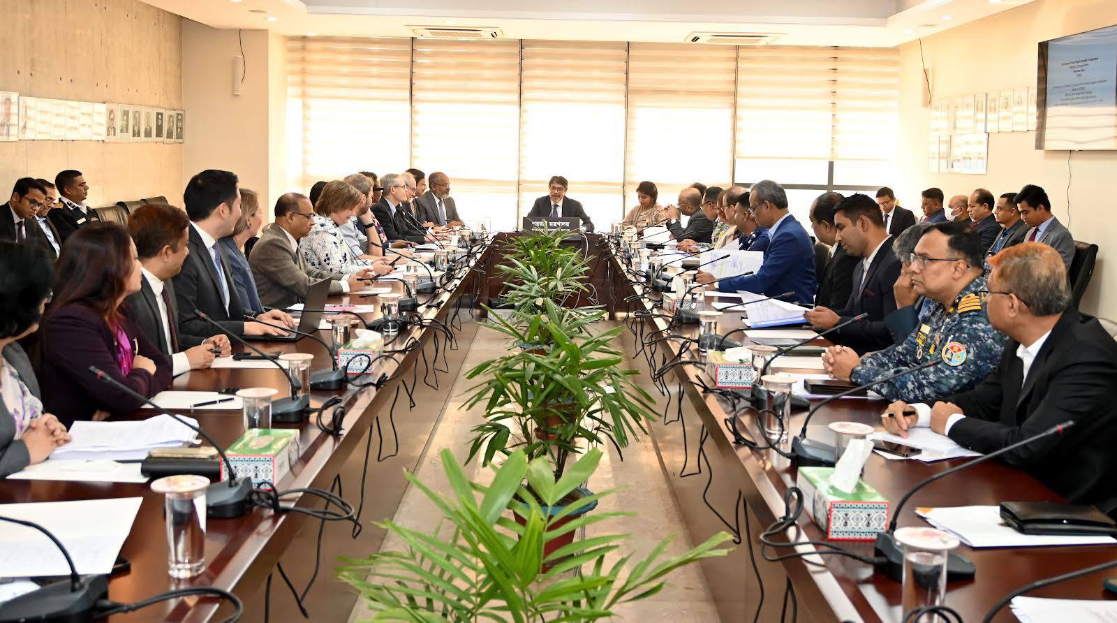 جانب من اجتماع مجموعة العمل الوطنية المعنية بالنازحين قسراً من ميانمار مع ممثلين أممين ودوليين في بنغلادش في 28-12-2024 (صورة: BSS)