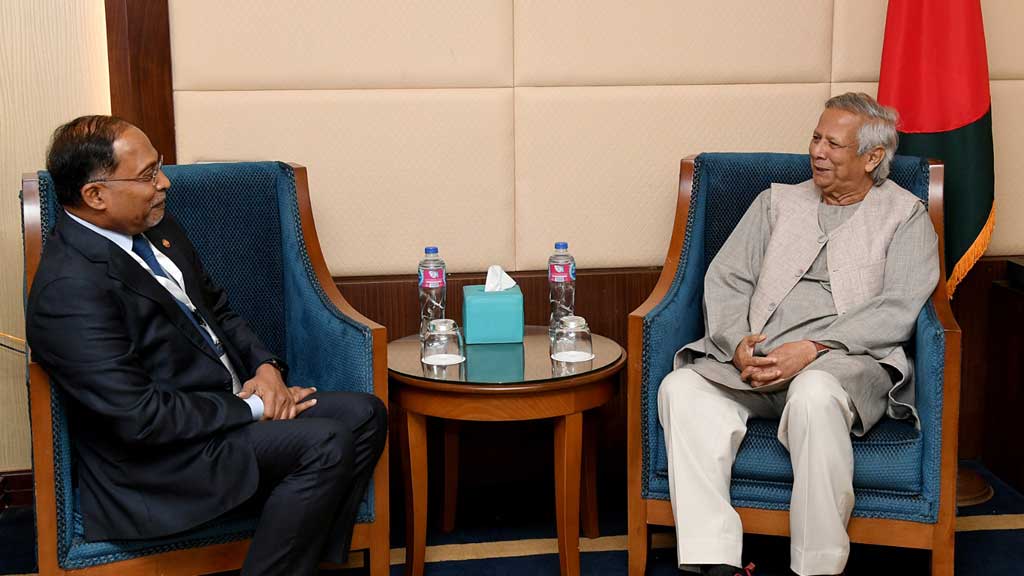 رئيس الحكومة المؤقتة في بنغلادش محمد يونس (يمين) ووزير التعليم العالي الماليزي "زامبري عبد القادر" (صورة: bdnews24)