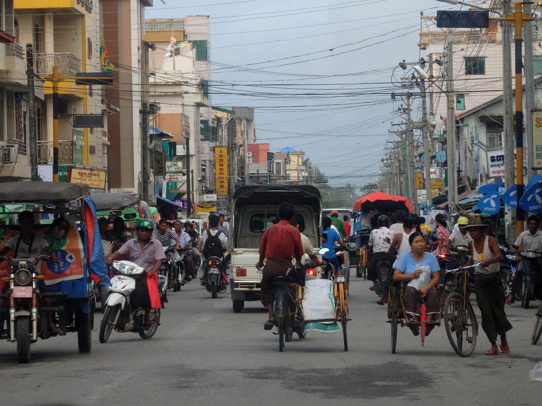 طريق رئيسي في مدينة "سيتوي" عاصمة ولاية أراكان غربي ميانمار في 5-9-2016 (صورة: The Diplomat)