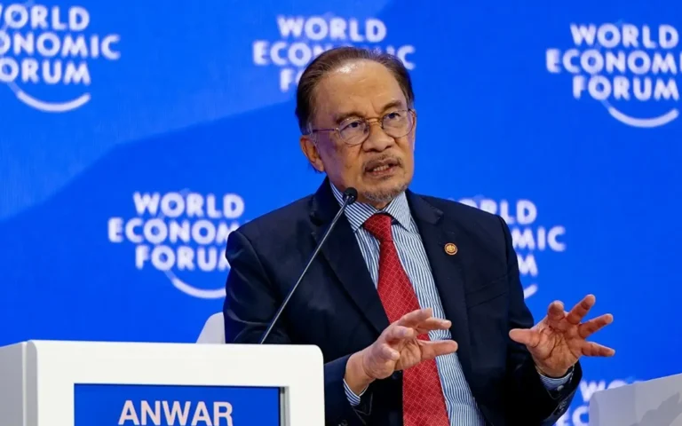 رئيس وزراء ماليزيا أنور إبراهيم خلال مشاركته في منتدى "دافوس" الاقتصادي في سويسرا، 23-1-2025 (صورة: FMT)
