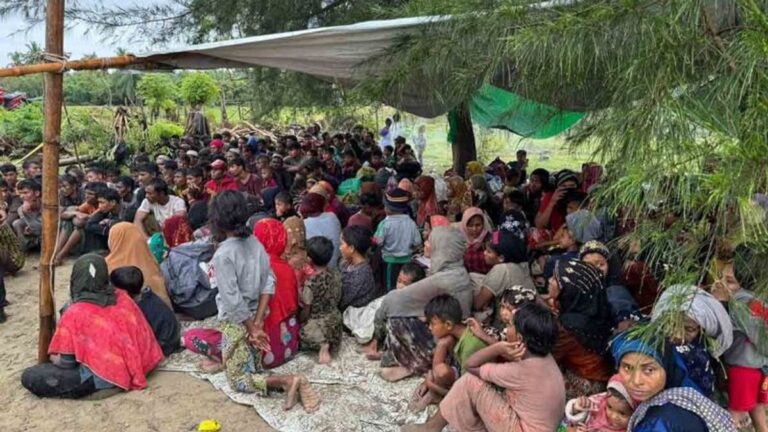 264 لاجئاً من الروهينجا بعد وصولهم إلى شرق "آتشيه" بإندونيسيا بعدما رفضت ماليزيا استقبالهم، 6-1-2025 (صورة: VOI)