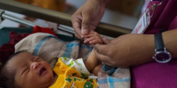رضيع روهنجي ولد حديثاً داخل "مستشفى الصداقة" في مخيمات "كوكس بازار" في بنغلادش (صورة: The Guardian)
