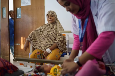 اللاجئة الروهنجية "تويوبا" تنظر لوليدها أثناء تقديم الرعاية له بمستشفى الصداقة في "كوكس بازار" (صورة: The Guardian)