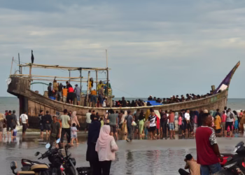 رحلات الهروب القاتلة.. قصص الروهينجا الذين ابتلعهم طريق الهجرة والبحر 24 قارب يحمل أكثر من 70 من لاجئ الروهينجا قبالة سواحل إقليم "آتشيه" الإندونيسي، 30-1-2025 (صورة: The Independent)