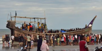 قارب يحمل أكثر من 70 من لاجئ الروهينجا قبالة سواحل إقليم "آتشيه" الإندونيسي، 30-1-2025 (صورة: The Independent)