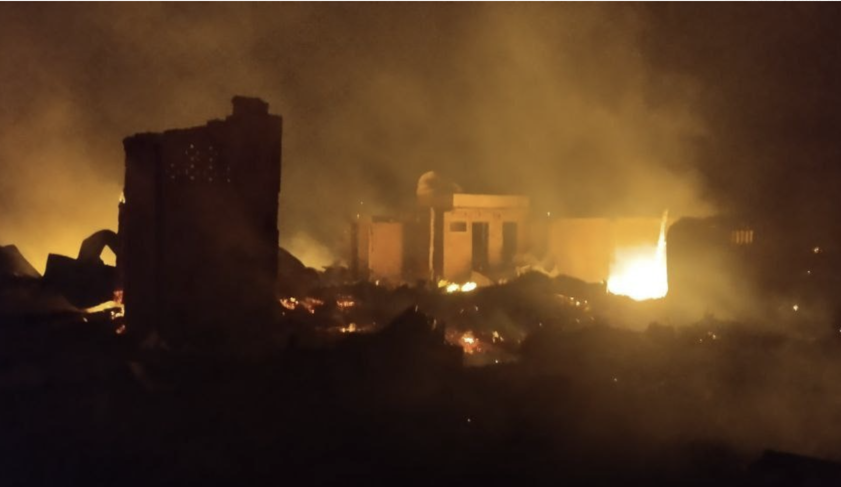 استمرار اشتعال الحرائق جراء قصف جوي شنه جيش ميانمار بقرية "كيوك ني ماو" في أراكان، 8-1-2025 (صورة: Arakan Princess Media)