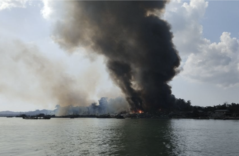 تصاعد الدخان إثر قصف جوي شنه جيش ميانمار بقرية "كيوك ني ماو" في أراكان، 8-1-2025 (صورة: Arakan Princess Media)