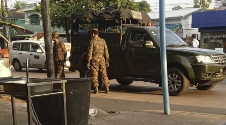 جيش ميانمار ينفذ عمليات أمنية واعتقالات في "أيياروادي" ضد النازحين الفارين من القتال في ولاية أراكان (صورة: Narinjara)
