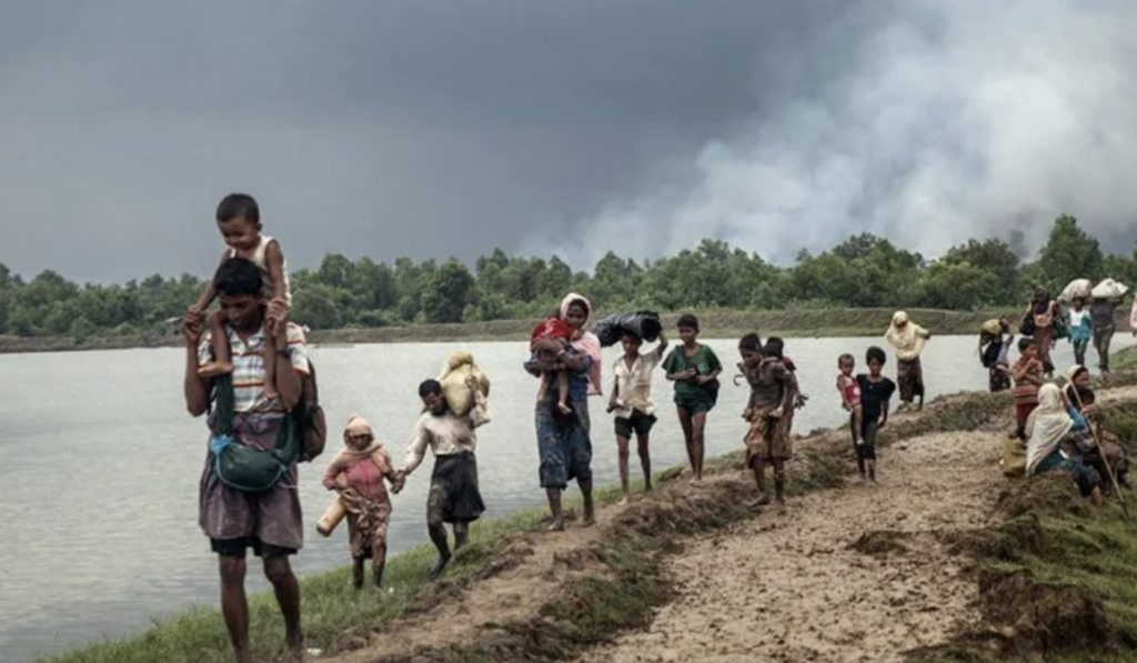 عدد من أسر الروهينجا الذين نزحوا جراء القتال في ولاية أراكان غربي ميانمار (صورة:Amnesty International)