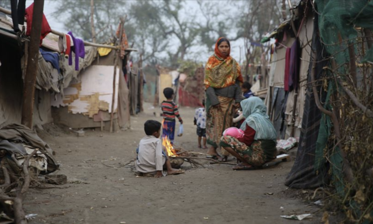 سيدات وأطفال من الروهينجا يعيشون في إحدى المناطق الفقيرة في الهند (صورة: Anadolu)