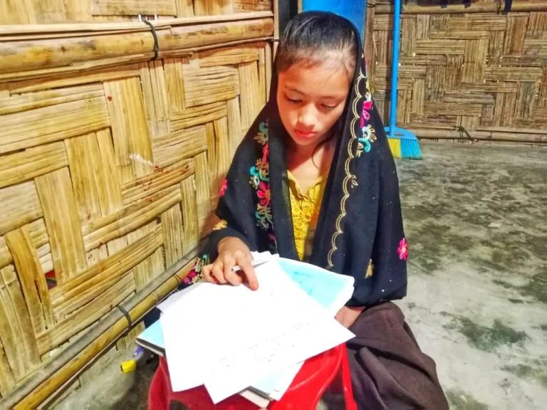 الطفلة الروهنجية "أسماء بيبي" داخل أحد مخيمات لاجئي الروهينجا في بنغلادش (صورة: Rohingya Khobor)