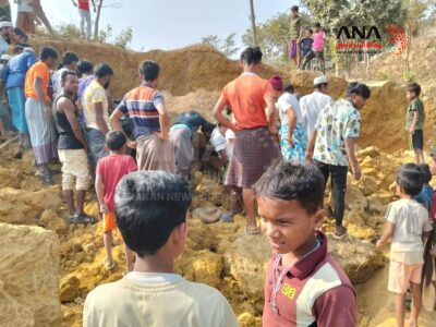 إصابة امرأة وطفليها جراء انهيار أرضي بمخيم للروهينجا في بنغلادش 3 عدد من لاجئي الروهينجا بموقع الانهيار الأرضي داخل مخيمهم في بنغلادش، 9-1-2025 (صورة: ANA)