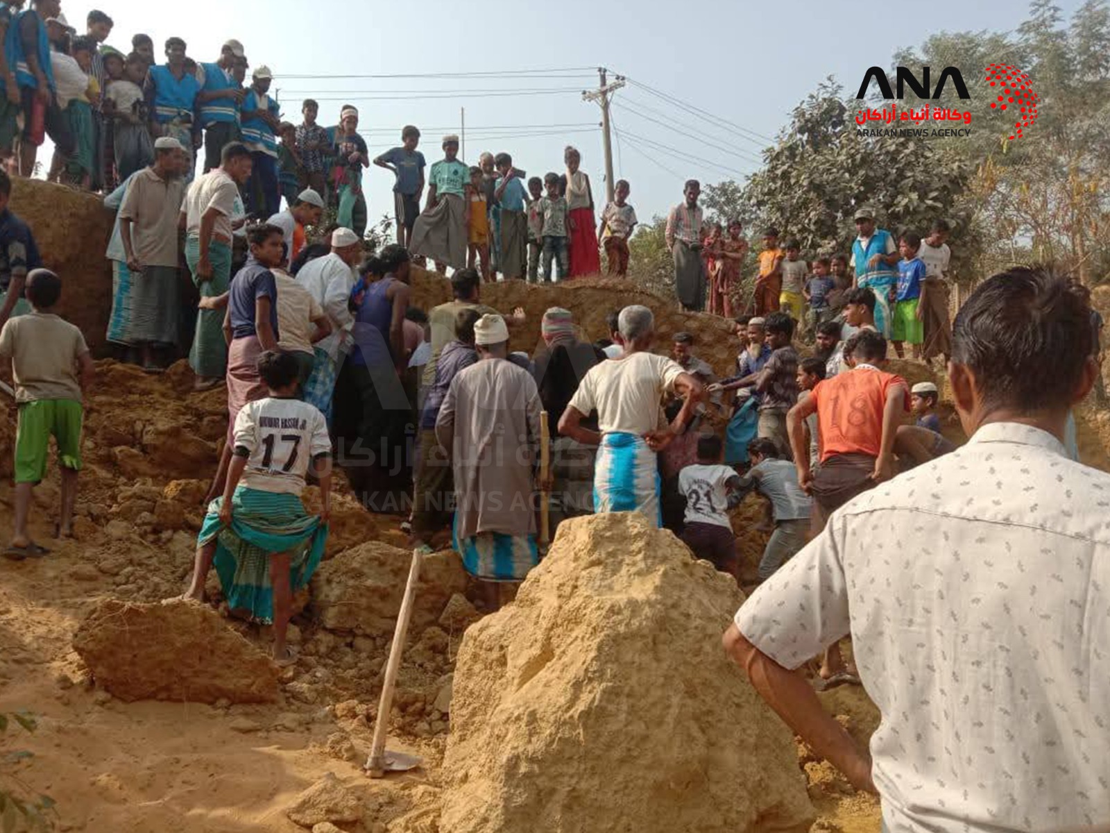 جهود الإنقاذ المحلية عقب انهيار أرضي بمخيم للاجئي الروهينجا في بنغلادش، 9-1-2025 (صورة: ANA)