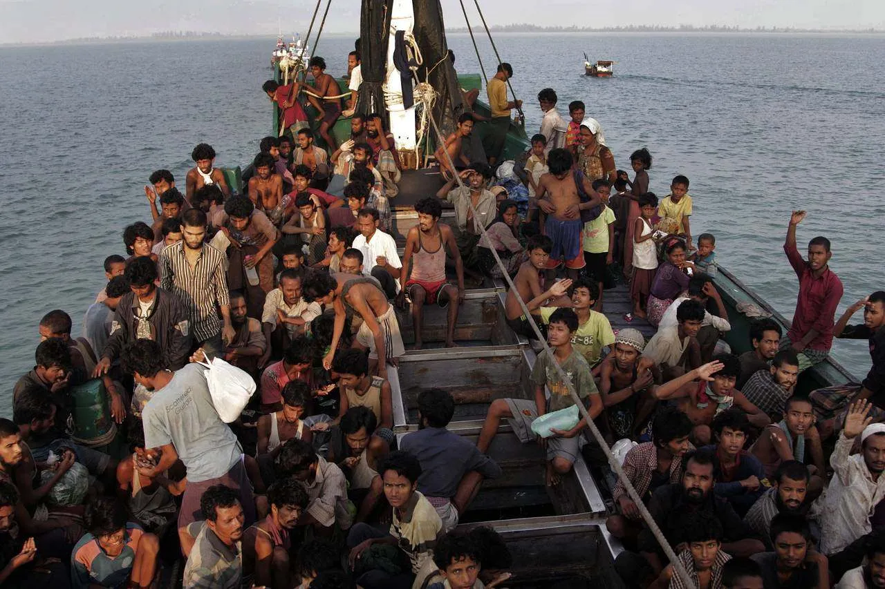 قارب يحمل 115 فرداً من الروهينجا قبيل وصوله إلى سواحل سريلانكا 19-12-2024 (صورة: LankaWeb)