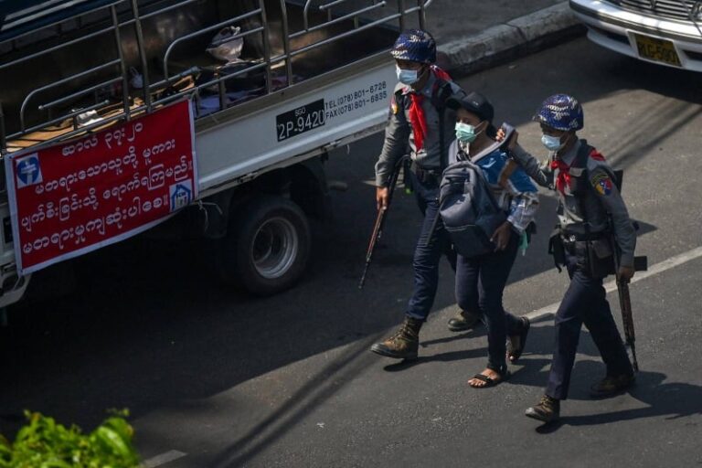 اعتقال أحد الصحفيين في ميانمار من قبل قوات الأمن (صورة: AFP)