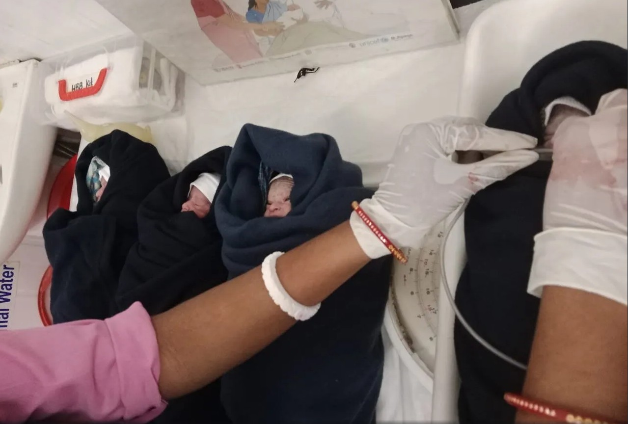 في ولادة نادرة بمخيمات بنغلادش.. لاجئة روهنجية تضع أربعة توائم
