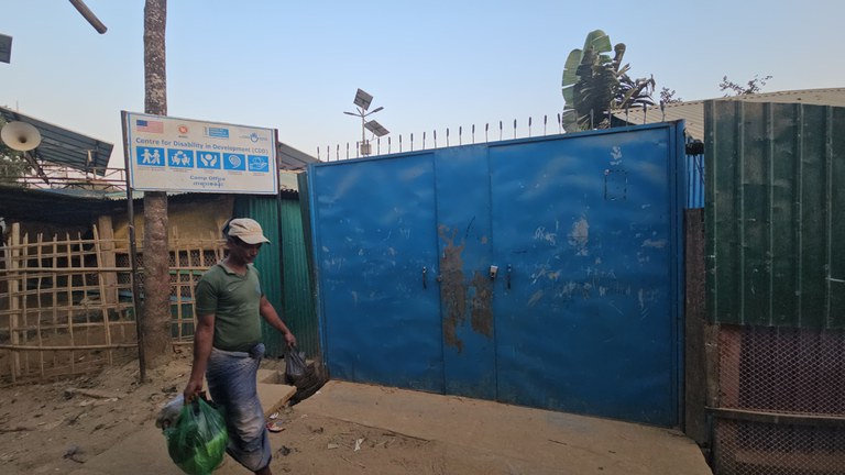 إغلاق بوابات أحد مراكز دعم المعاقين في مخيمات الروهينجا في بنغلادش، 10-2-2025 (صورة: Benar News)