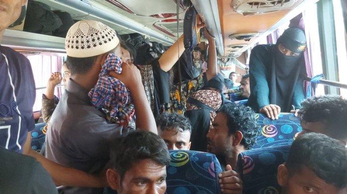 لاجئو الروهينجا على متن حافلة خلال إعادتهم إلى "آتشيه" بعد محاولة التسلل إلى "سومطرة الشمالية"، 17-2-2025 (صورة: Serambinews)